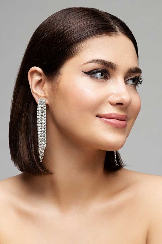 Stilvolles, elegantes Frauenporträt mit Schmuck