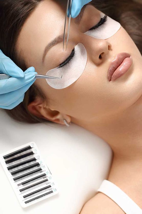 Wimpernverlängerungen. Falsche Wimpern. Wimpernverlängerungsverfahren. Nahaufnahme eines Porträts einer Frau mit langen Wimpern. Professioneller Stylist